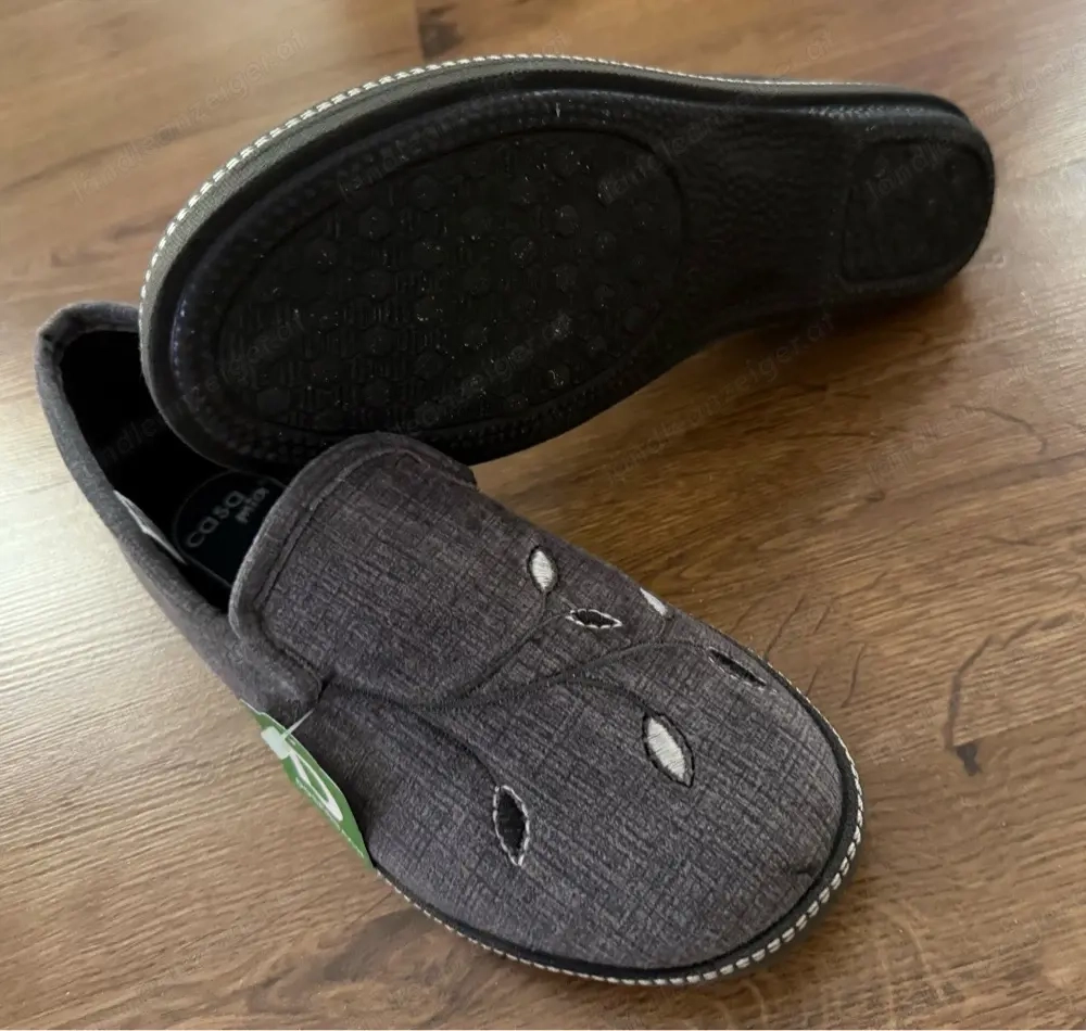 Neue Hausschuhe Gr. 39 rutschfeste Sohle