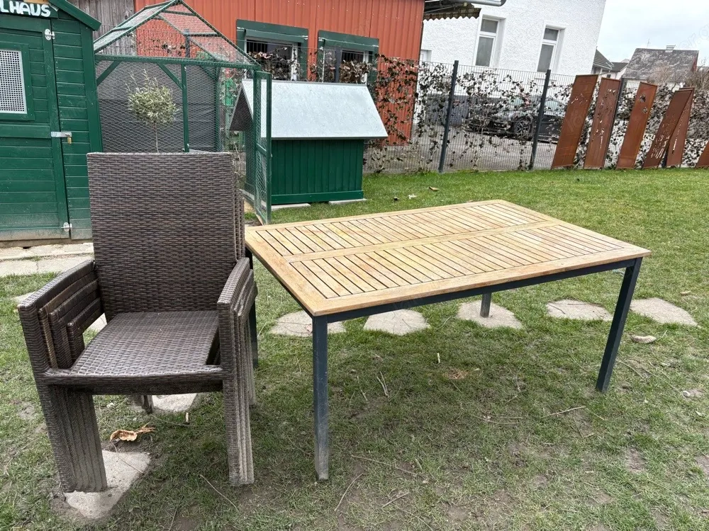 Gartentisch mit Stühlen