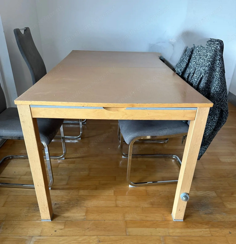 Tisch mit 4 Stühlen