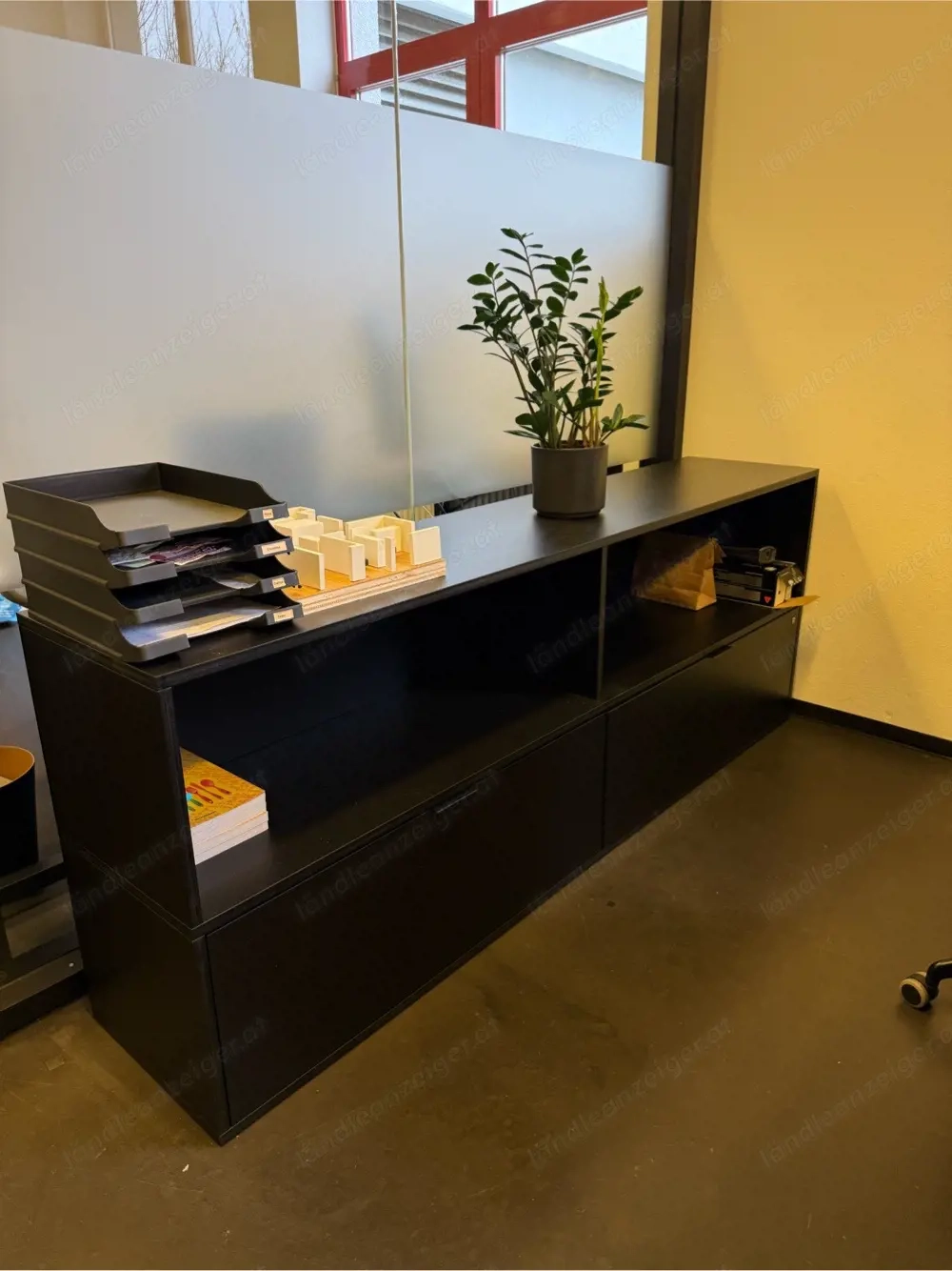 2 Stk. hochwertiges, vom Tischler gefertigtes Sideboard in zeitlosem Design.