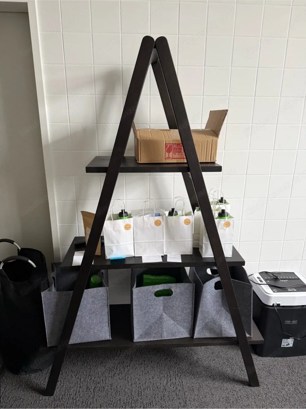 Modernes Designer-Regal im Leiterstil   Schwarz