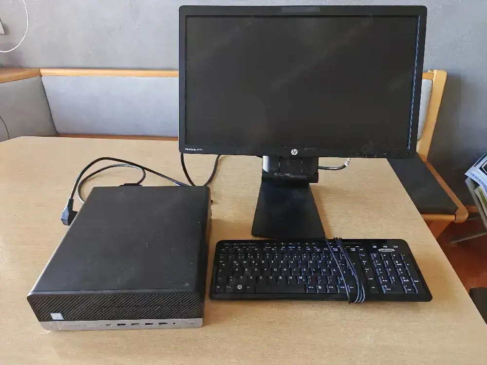 Günstiges PC - Bundle mit Bildschirm und Tastatur