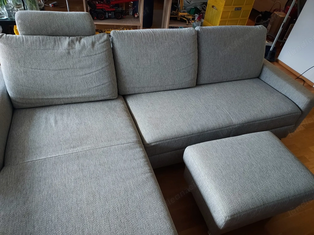 Sofa mit Schlaffunktion und Hocker