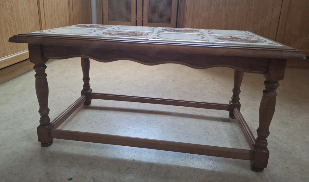 Tischchen mit Fliesen Oberfläche