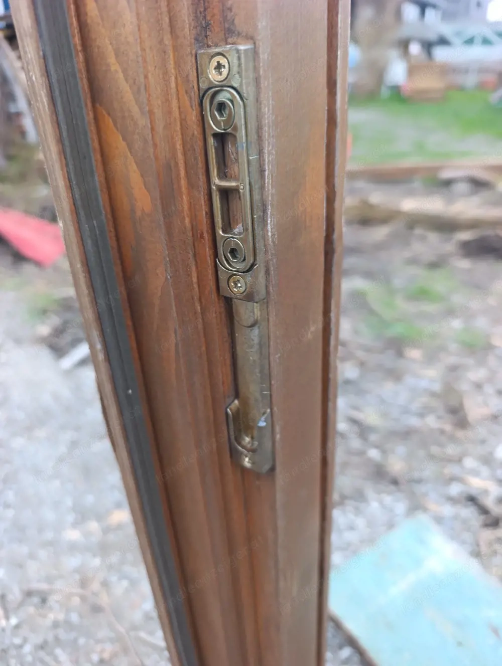 Türrahmen und Türen und Fenster 