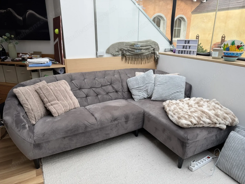 Graues Samt L-Sofa zu verkaufen