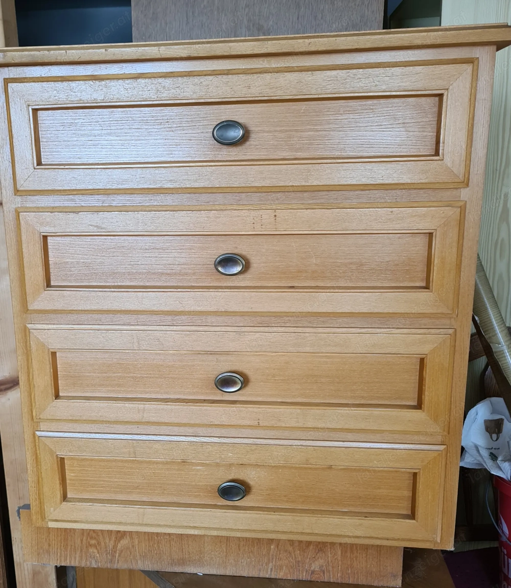 Vollholzkästchen mit vier Schubladen zu verschenken