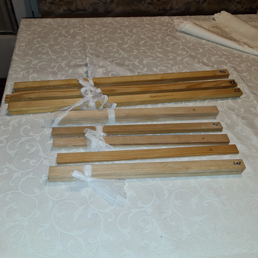 verschiedene Holzstäbe zum Backen abzugeben