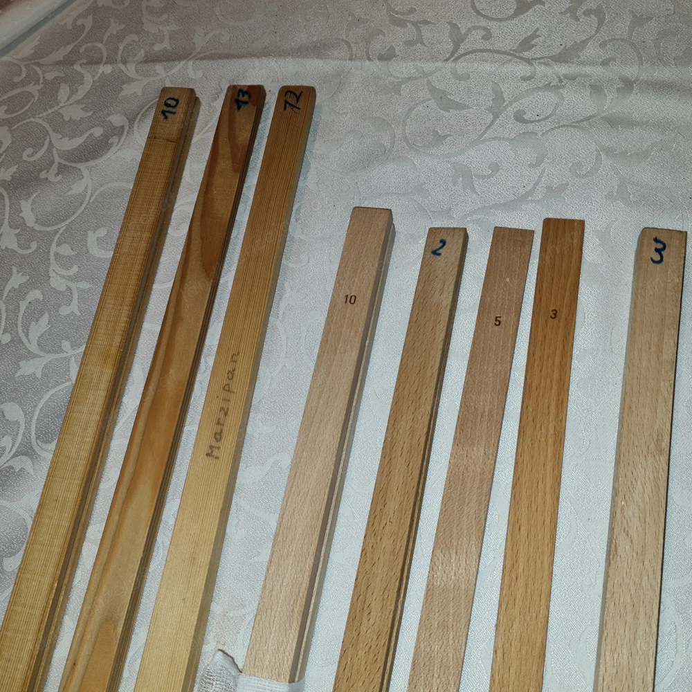 verschiedene Holzstäbe zum Backen abzugeben