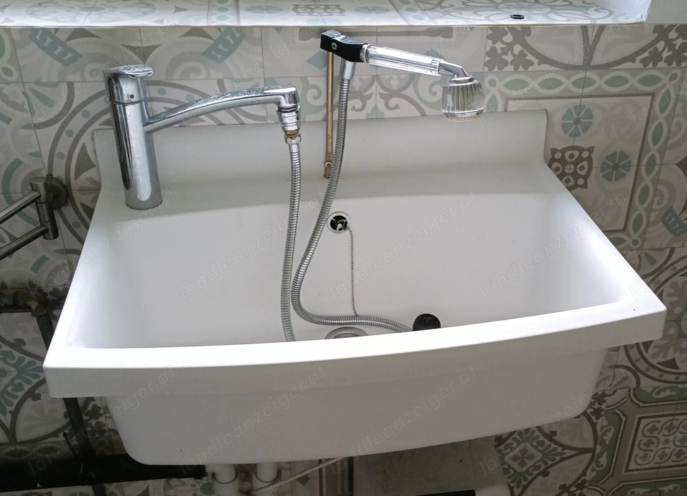 Waschtrog + Boiler inkl. Armaturen 