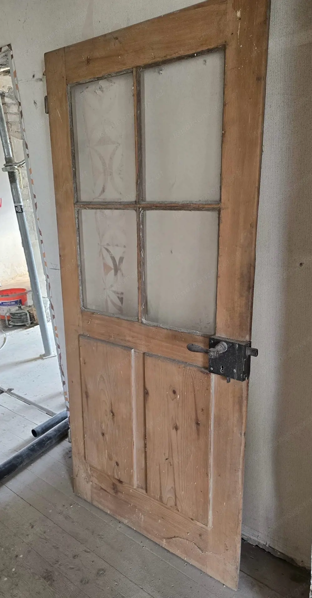 Holztüre mit Fenster