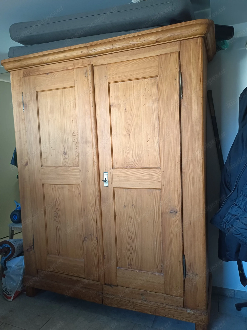 Alter Bauernholzschrank