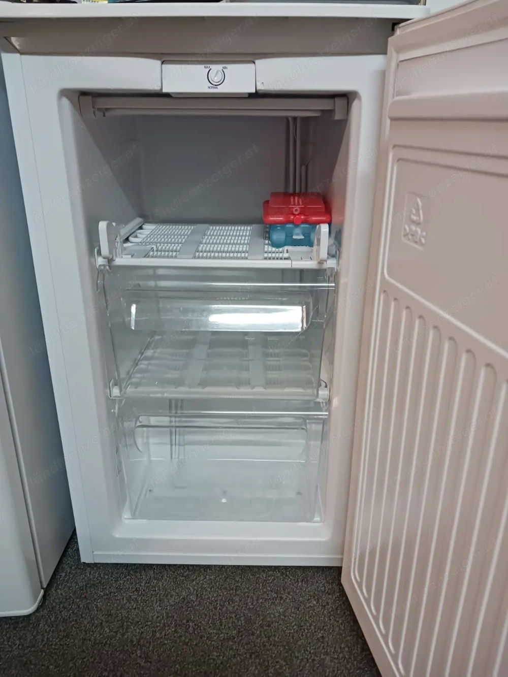 Tiefkühlschrank und Wasseranister wegen Umzug gratis abzugeben