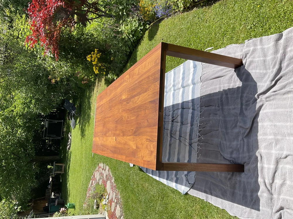 Schöner Esstisch, Walnuss Vollholz