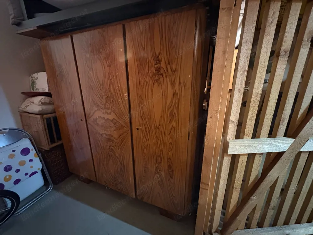 Alter Schrank zu verschenken