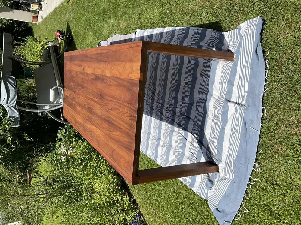 Sehr schöner Esstisch, Walnuss Vollholz