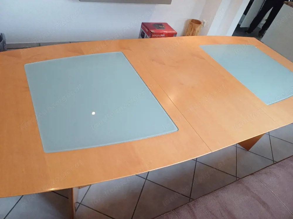 Esstisch mit Glasplatten