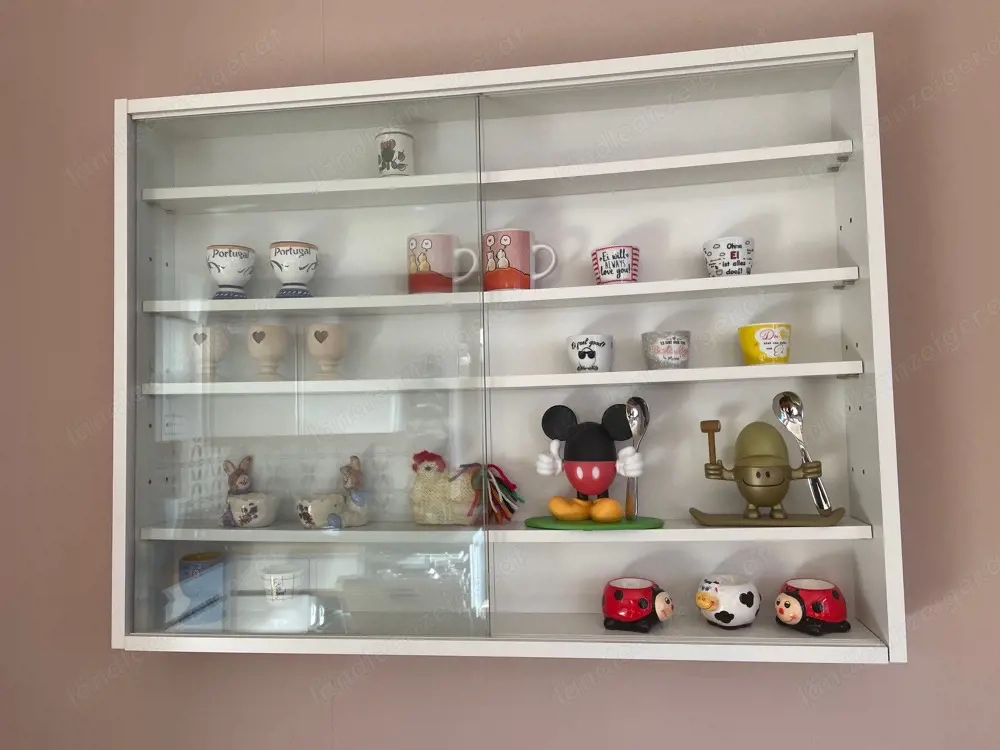 Verschiedene Eierbecher für Ostern