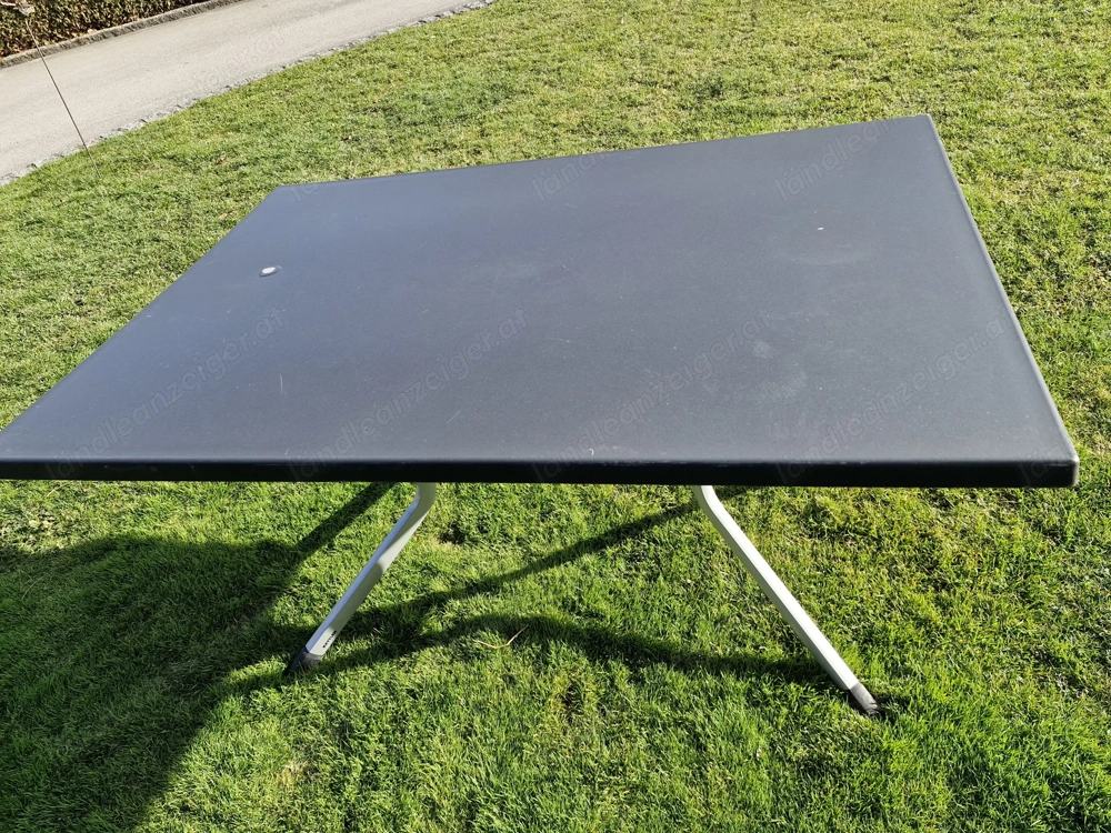 Gartentisch zu verschenken