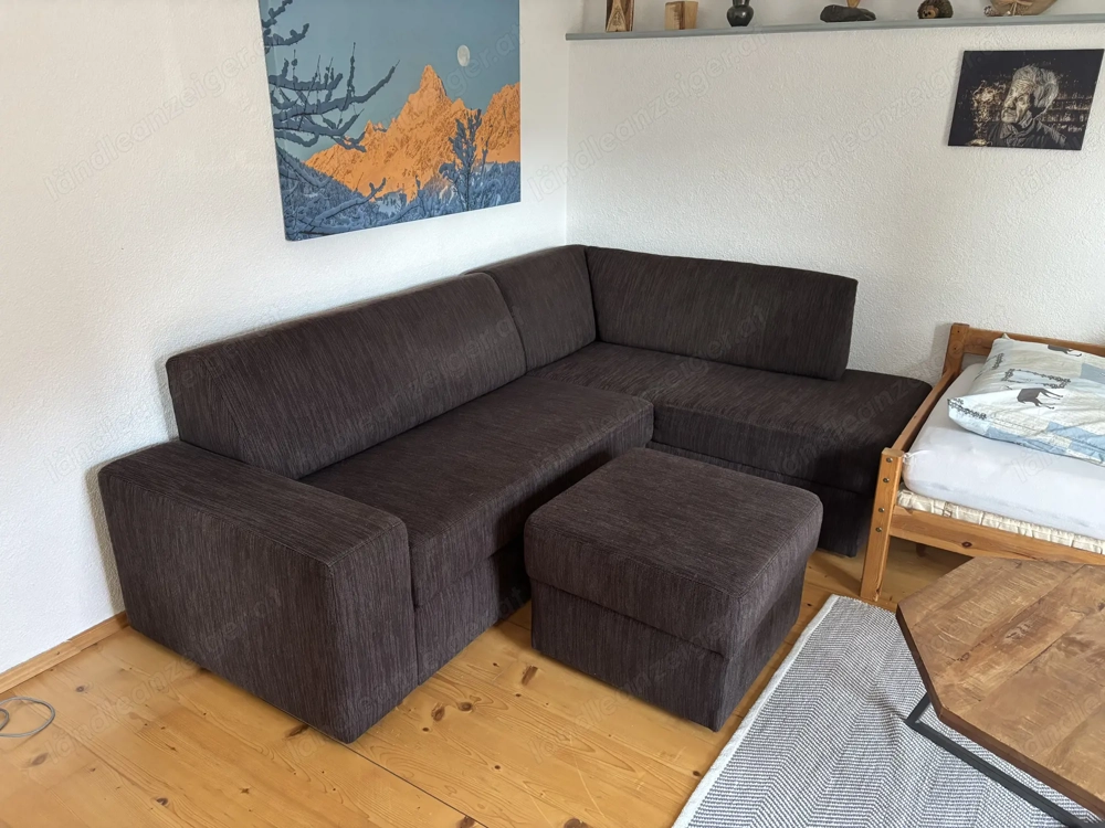 Coole Schlaf-Couch mit Hocker