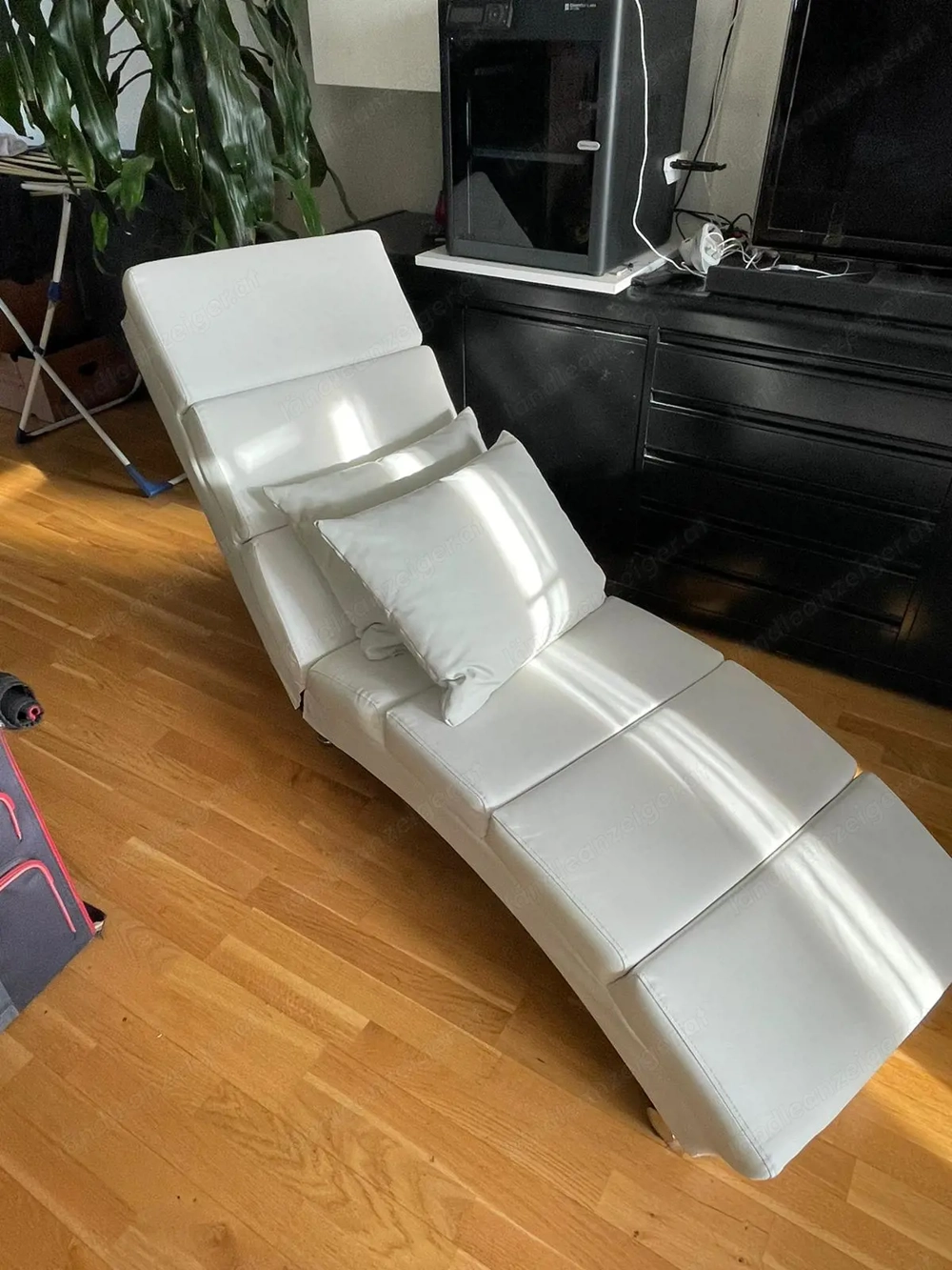 Weißer Sessel aus Kunstleder