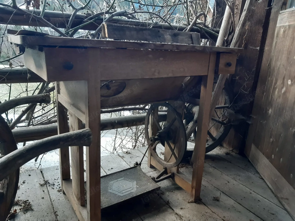 Alter Nähmaschinentisch inkl. Nähmaschine