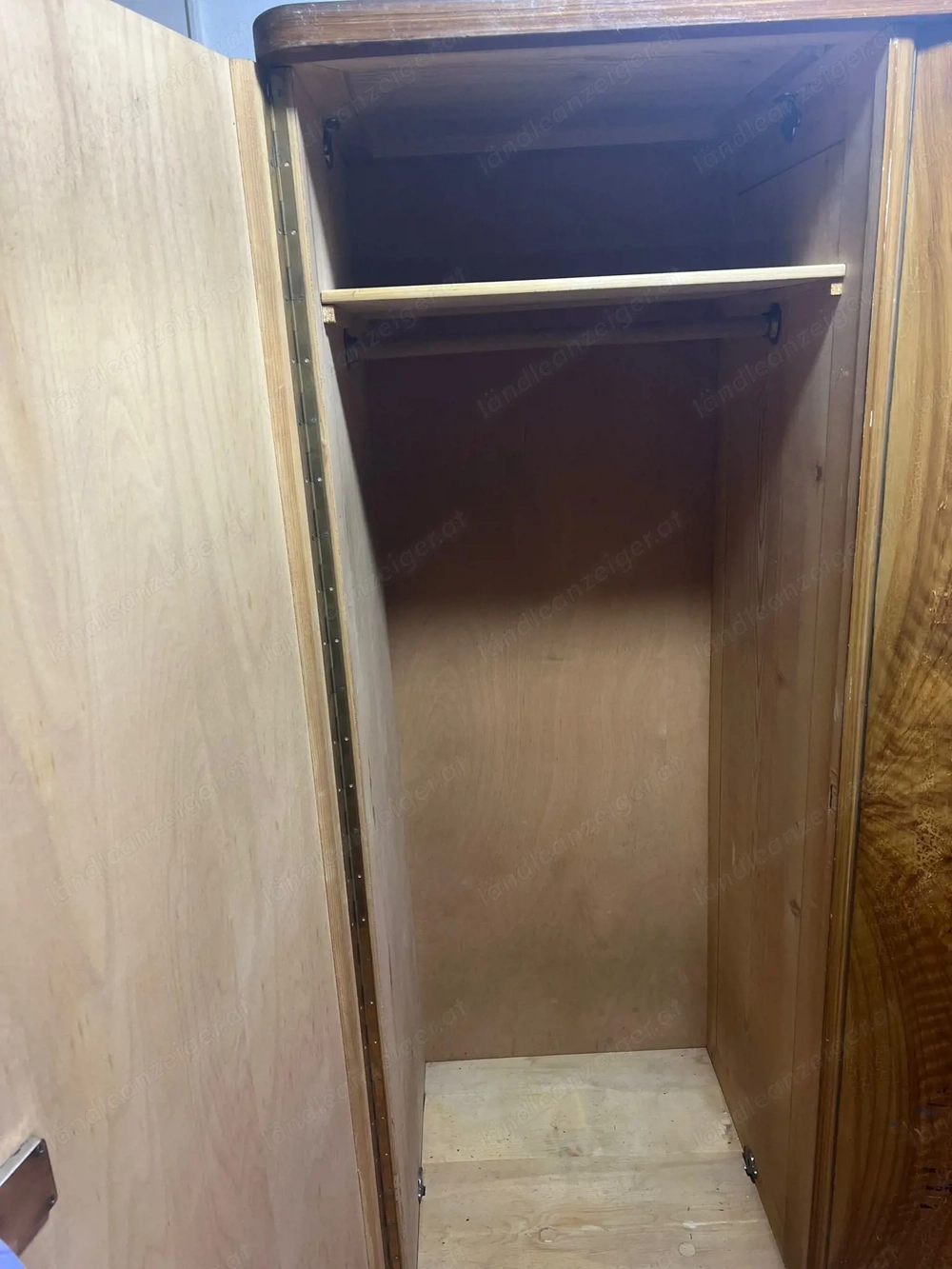 Kleiderschrank in guten Zustand