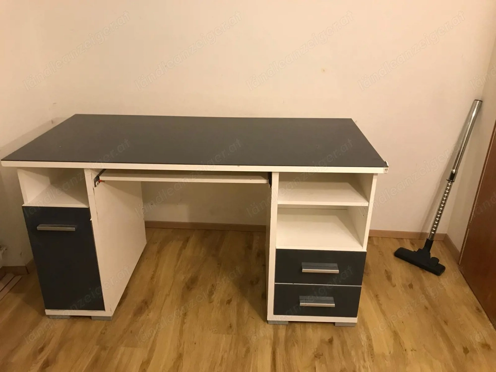 Gratis PC-Tisch (unter Platte ausziehbar)