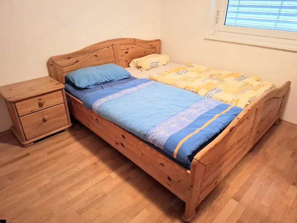 Doppelbett mit Nachtkästchen