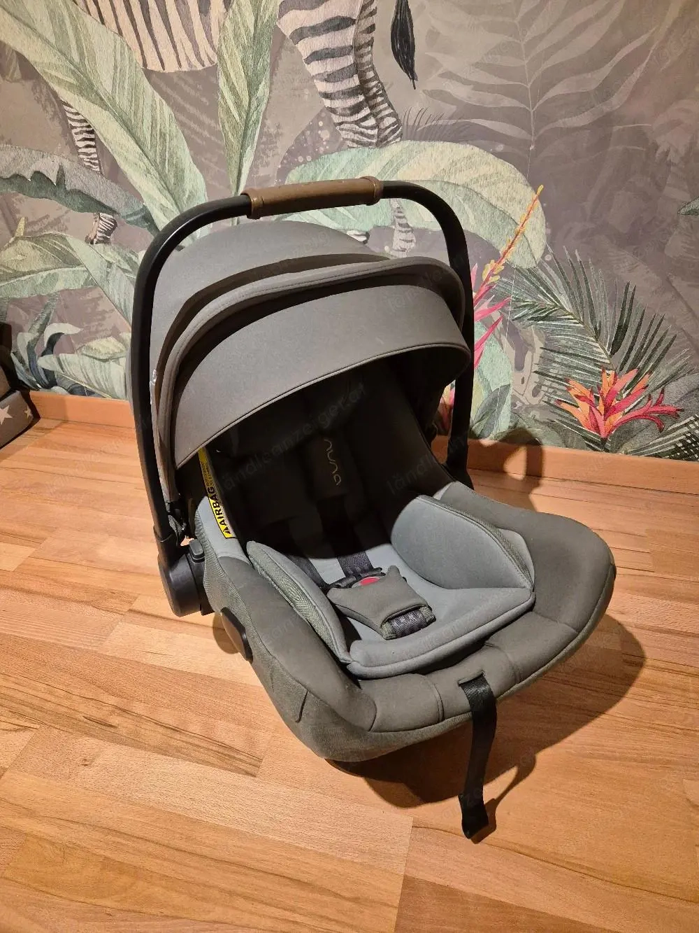 Nuna Babyschale olivgrün   unfallfrei