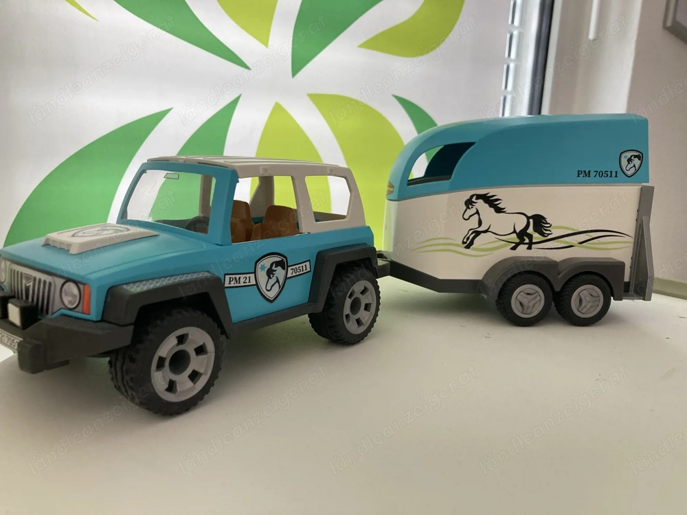 Playmobil - Jeep und Pferdeanhänger und Stall