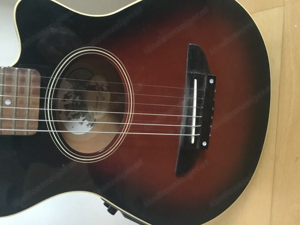 Yamaha halbakustische Wandergitarre