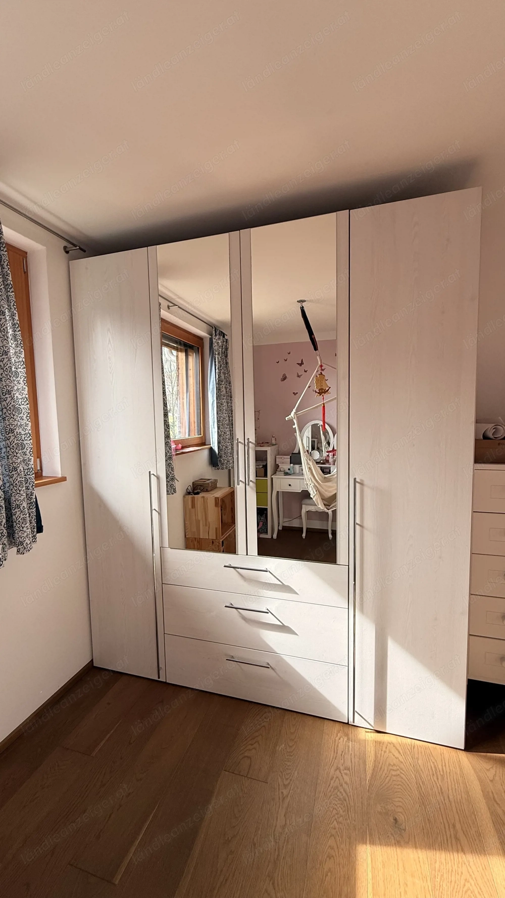 Kleiderschrank vierteilig