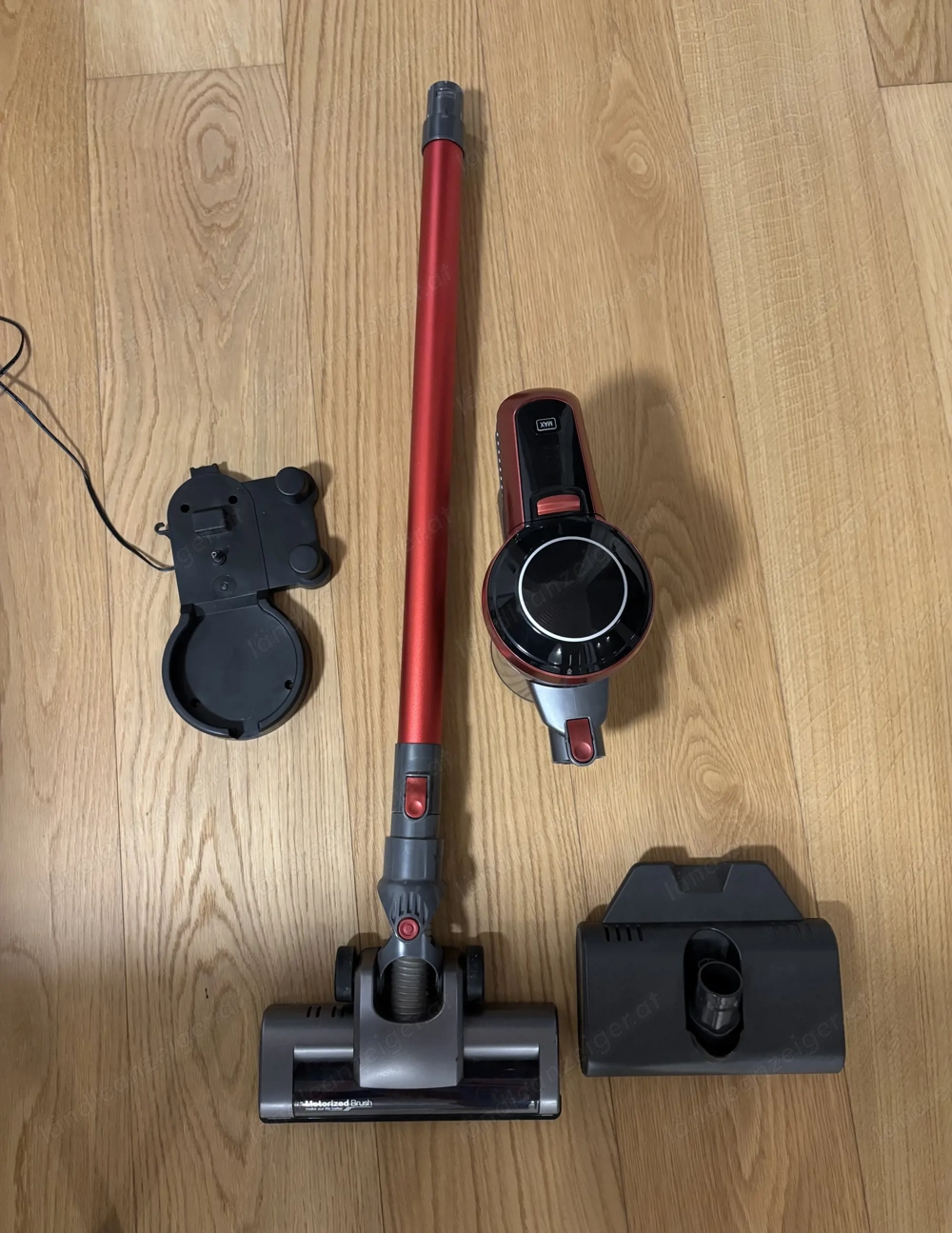 Akkustaubsauger von XXXLutz inkl. Zubehör