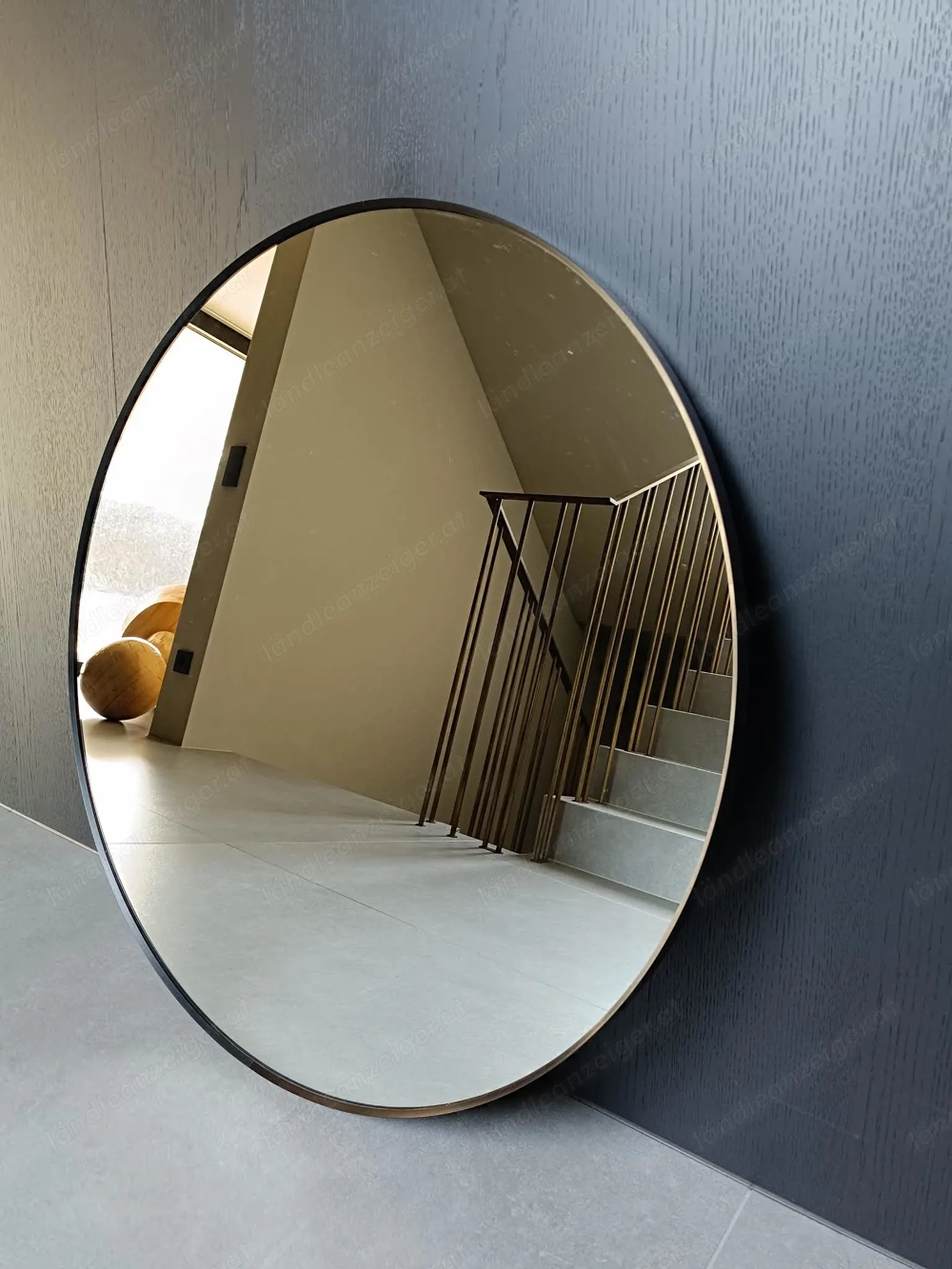 Modern & elegant: Spiegel schwarz Aluminium rund 80 cm