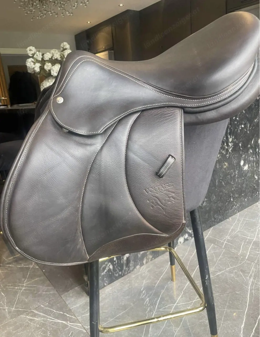 Voltaire saddle