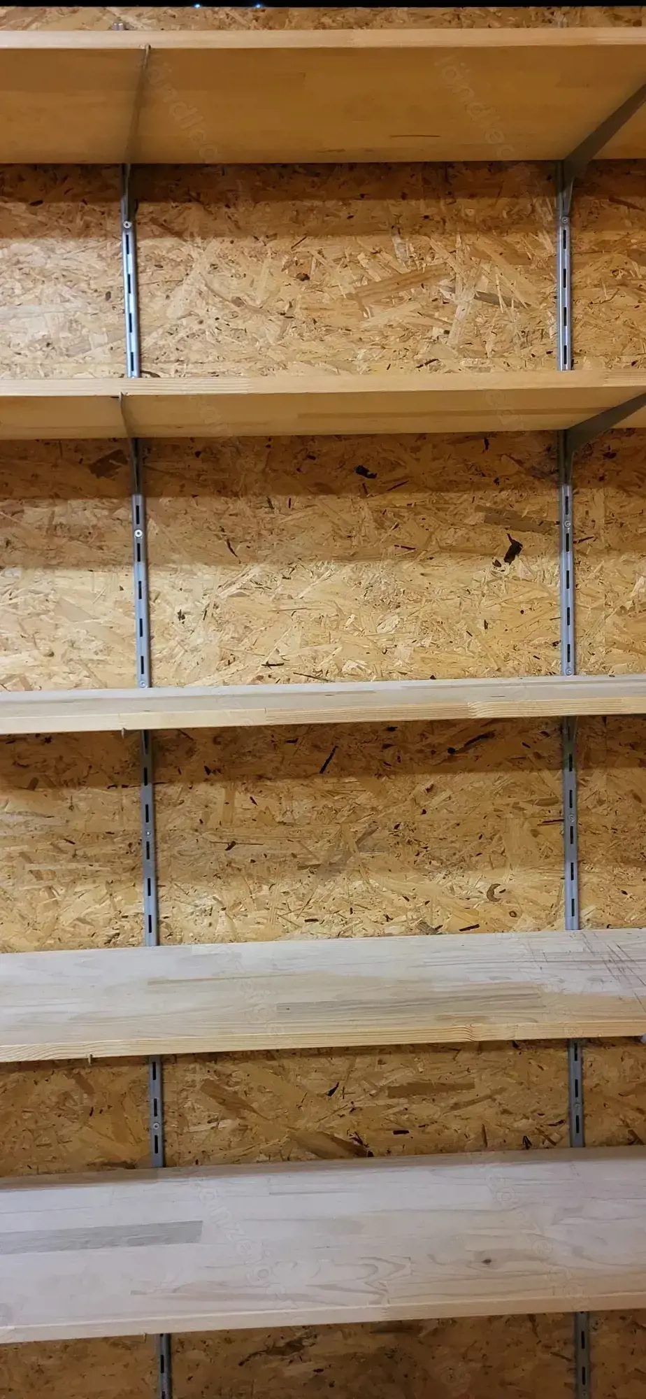 Regalbretter, Aufhängeschienen und Winkelträger