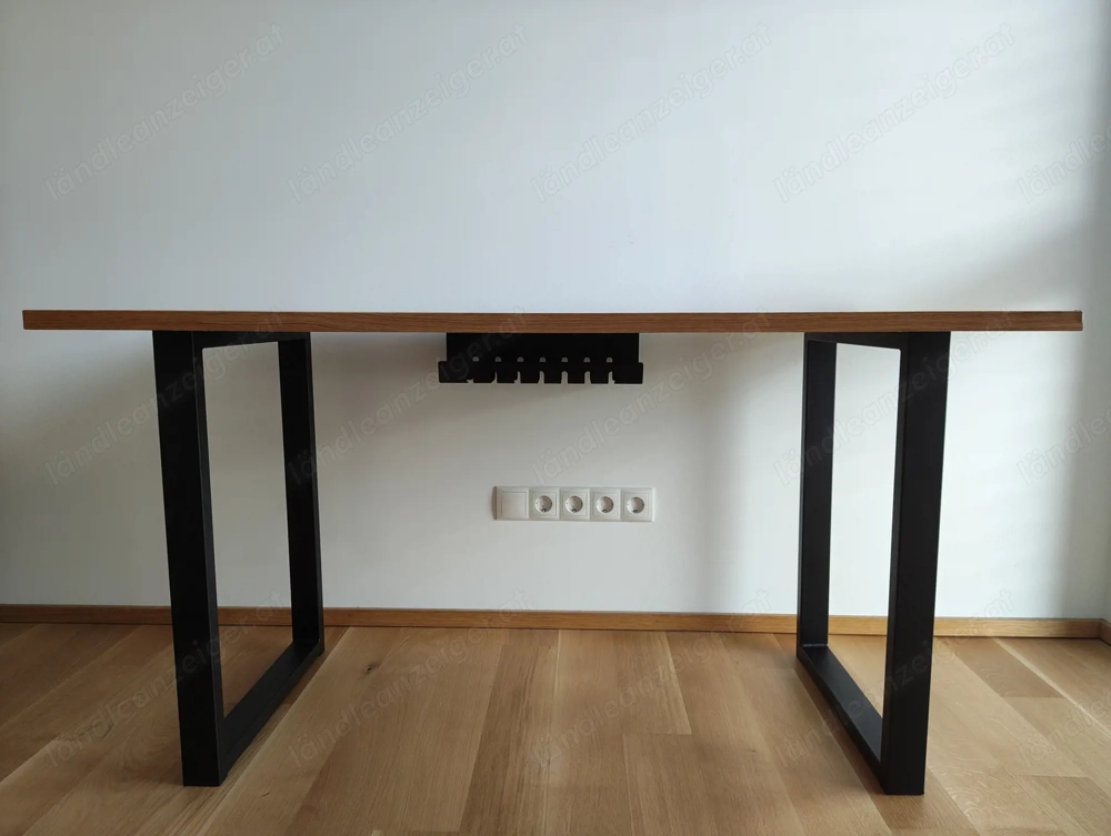 Schreibtisch aus Eiche Echtholz mit schwarzen Metallbeinen