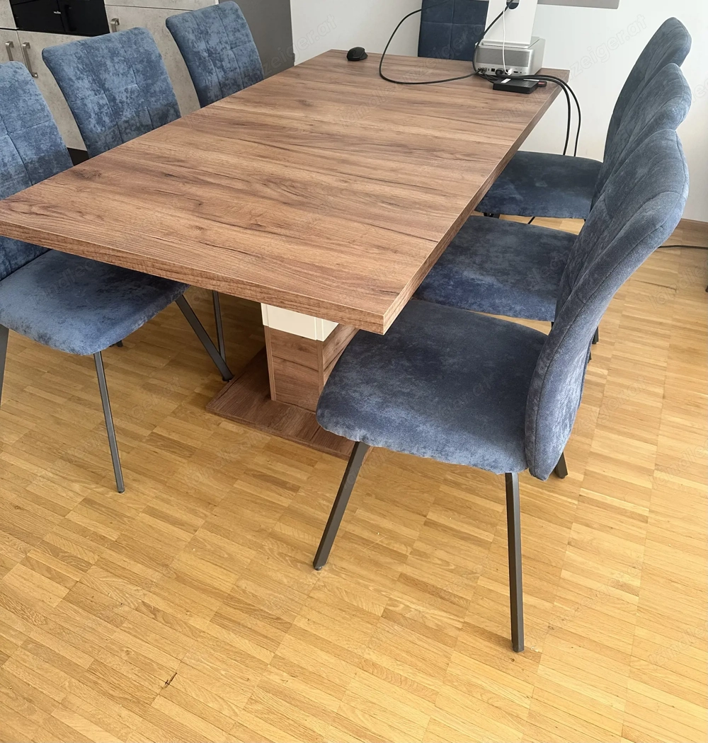 Esstisch mit sieben Stühle 