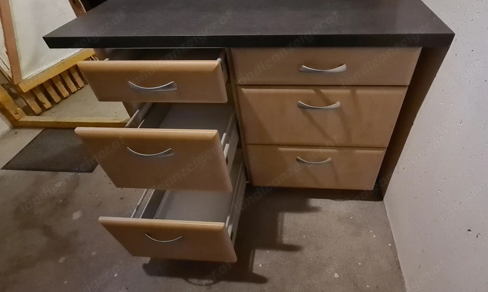 Keller Regale mit und ohne Schubladen (ehemalige Küchenteile)