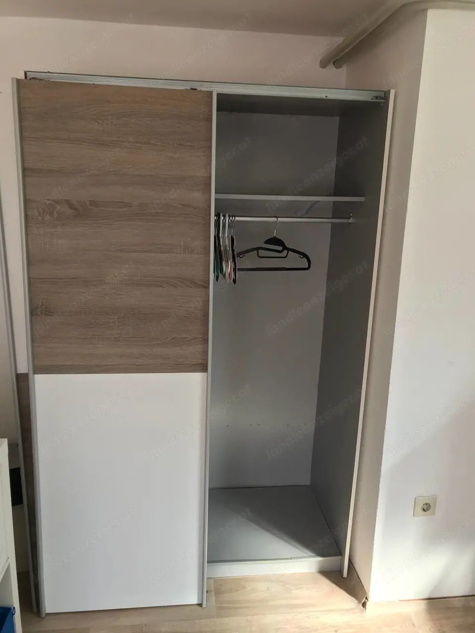 Kleiderschrank 