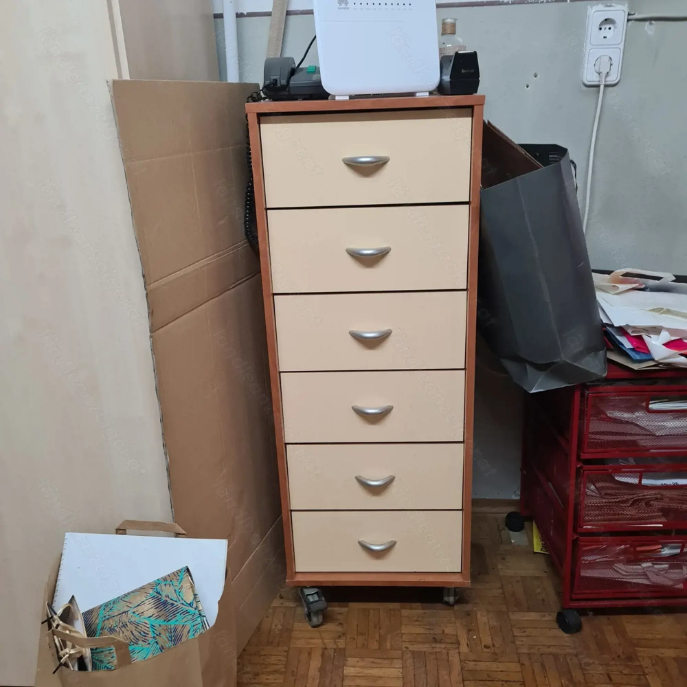 Kästchen mit sechs Schubladen