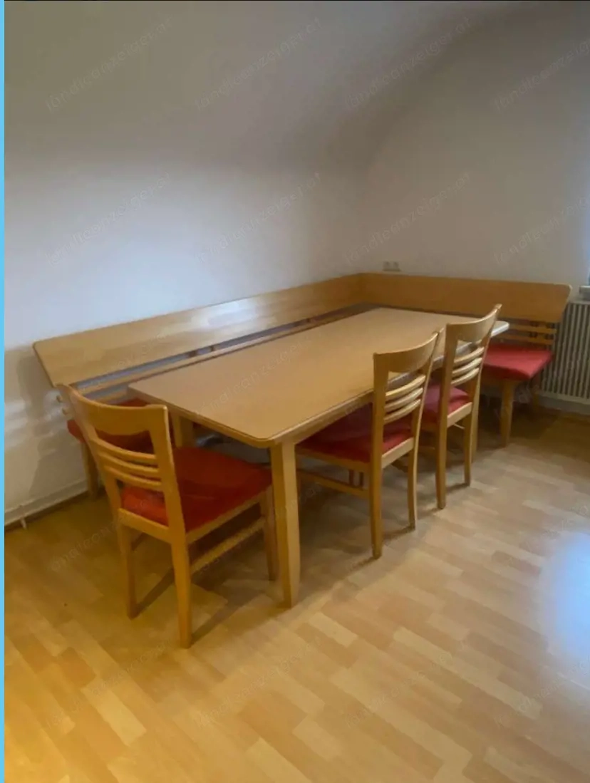 Eckbank mit 3 Stühlen in der Farbe rot, leichte Gebrauchspuren