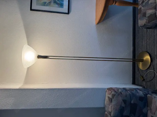 Stehlampe aus Messing mit Glasschirm