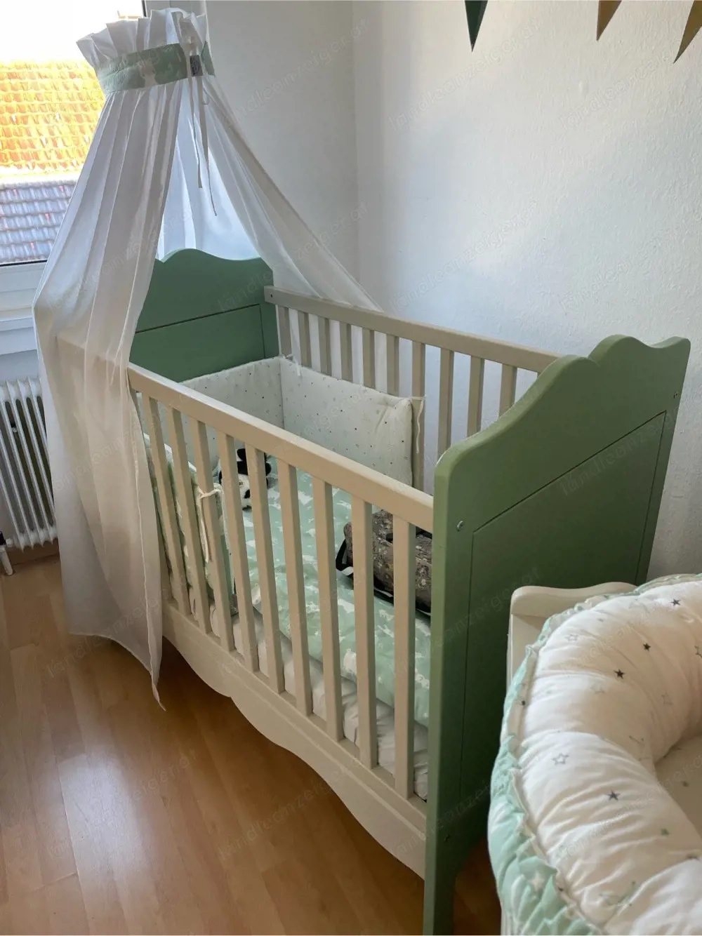 Babybett und Wickelkommode aus Massivholz