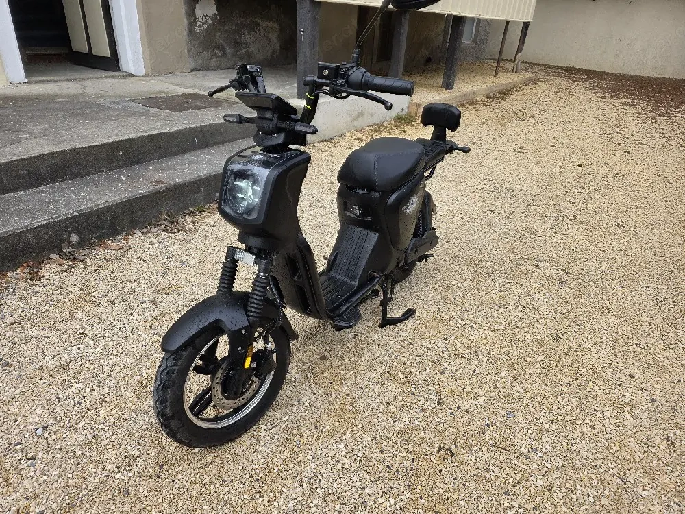 Efo e Scooter 