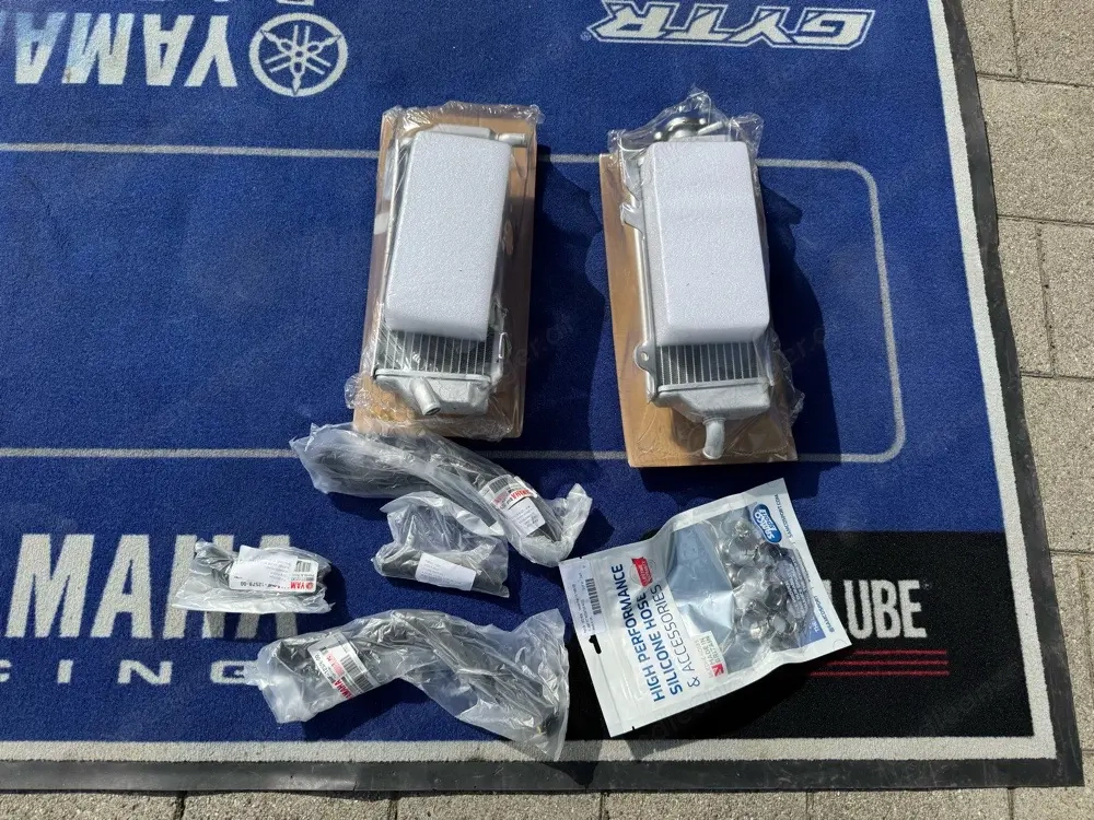 Yamaha YZF250 Kühler mit Schläuchen und Schlauchklemmen