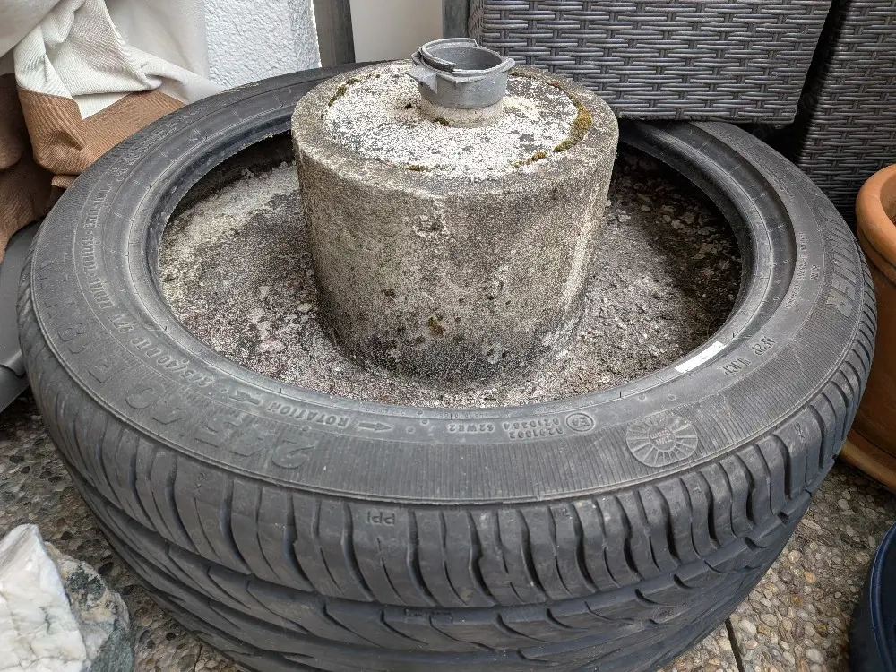 Wäschespinnenständer Betoniert 