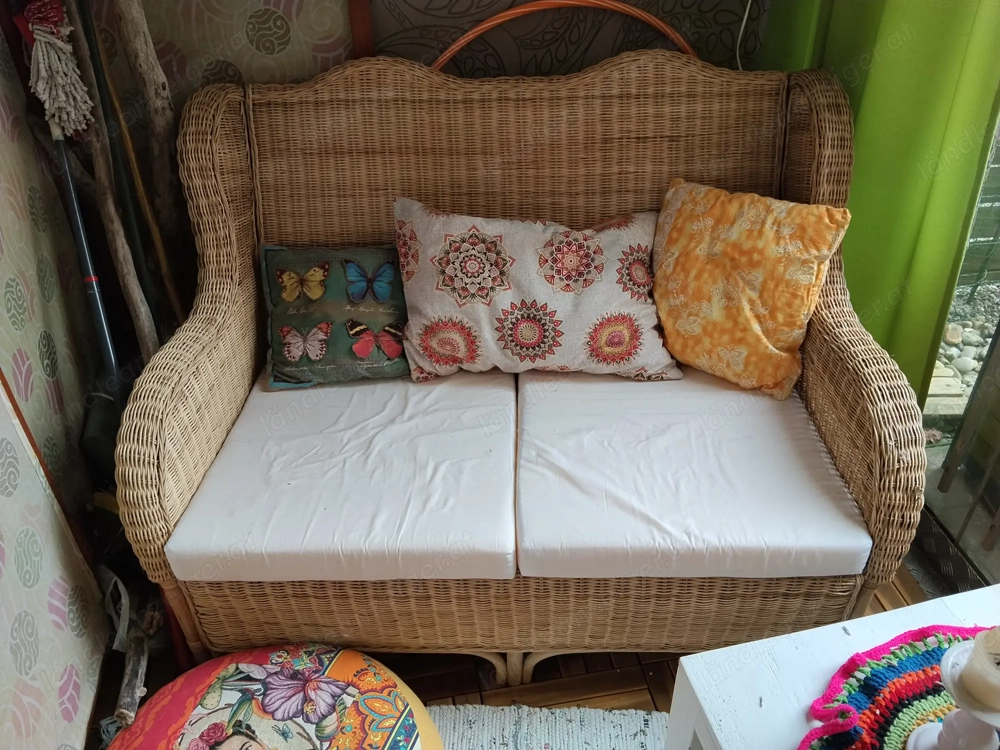 Korbsofa mit Kissen 