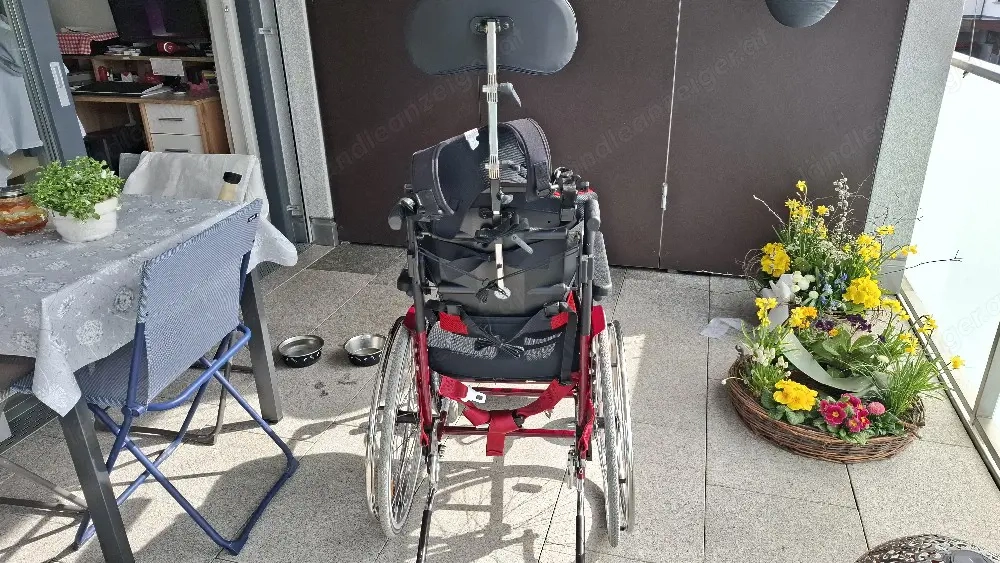 Neuwertiger Rollstuhl Marke Berollka! NP 8.300,-